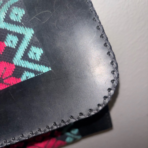 Elegant Black leather Crossbody Bag with Red and Teal Pattern - Picture 4 of 9